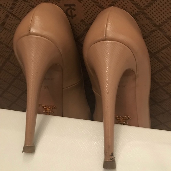 👠Prada Nude/Tan Patent Leather 38 Heel Closed Toe - Picture 7 of 8